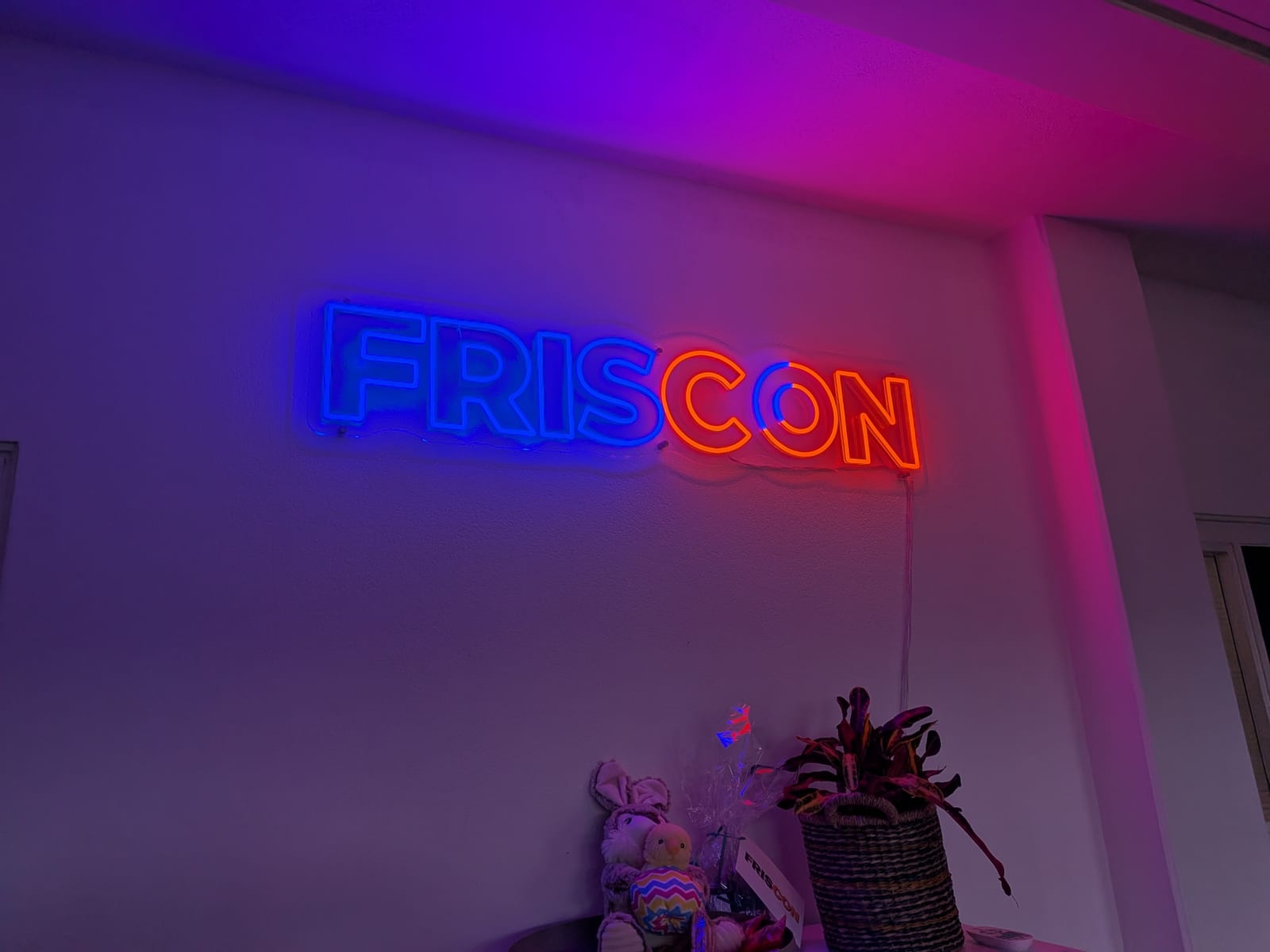 Neon FRISCON-logo aan de muur op ons kantoor