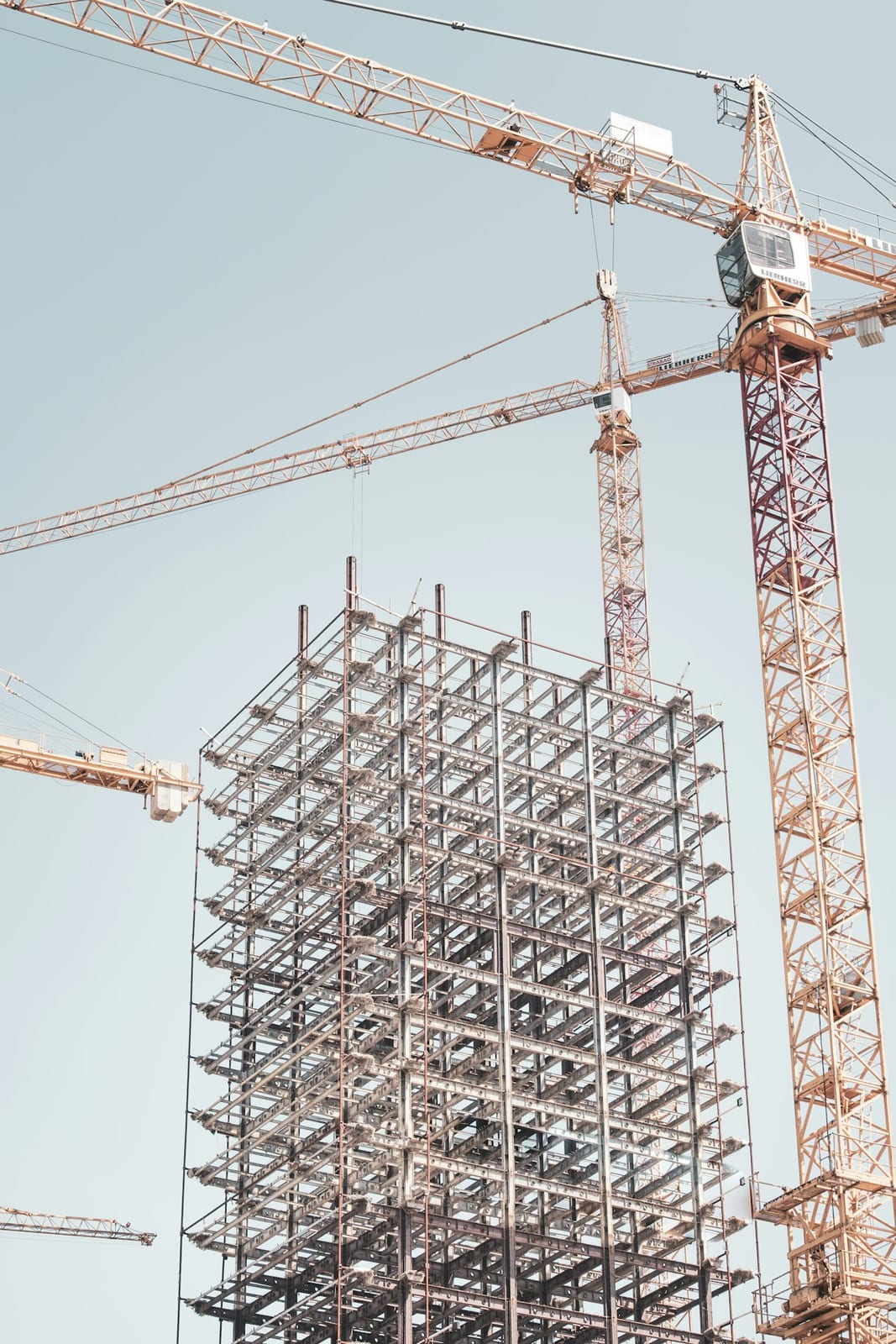 Grondwerk met graafmachine tijdens een civiele infraklus