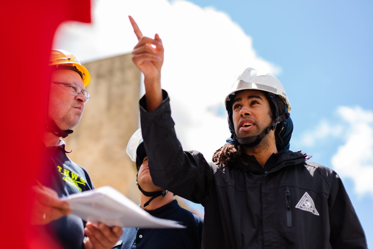 Bouwteam aan het werk op kantoor