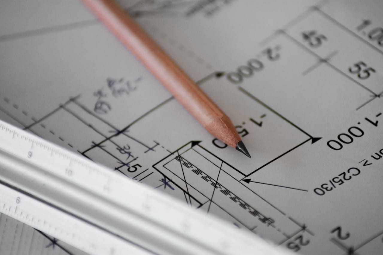 Bouwkundig kantoor met contracten en tekeningen