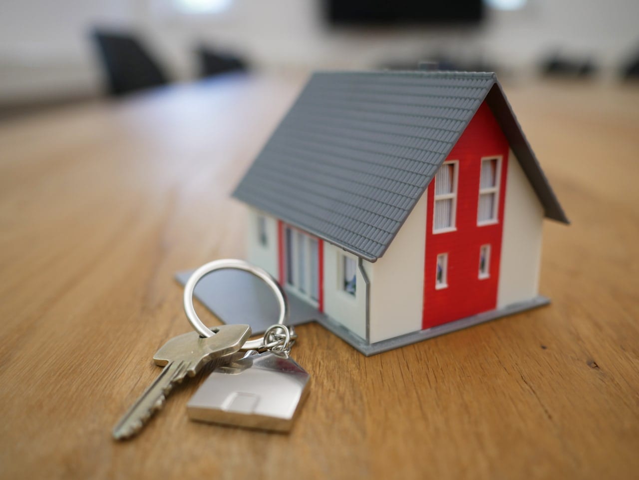 Nieuwbouwwoning met houten dakconstructie tijdens de bouw